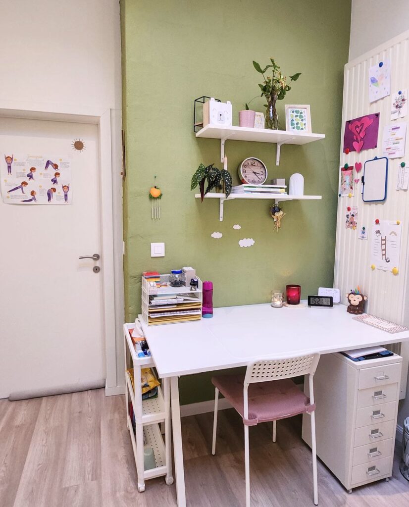 Een andere kant van de praktijk. Hier staat de bureau en enkele wandplanken met boeken, decoratie en planten.